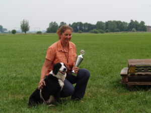 Josephine de Jong bokaal voor de beste shed